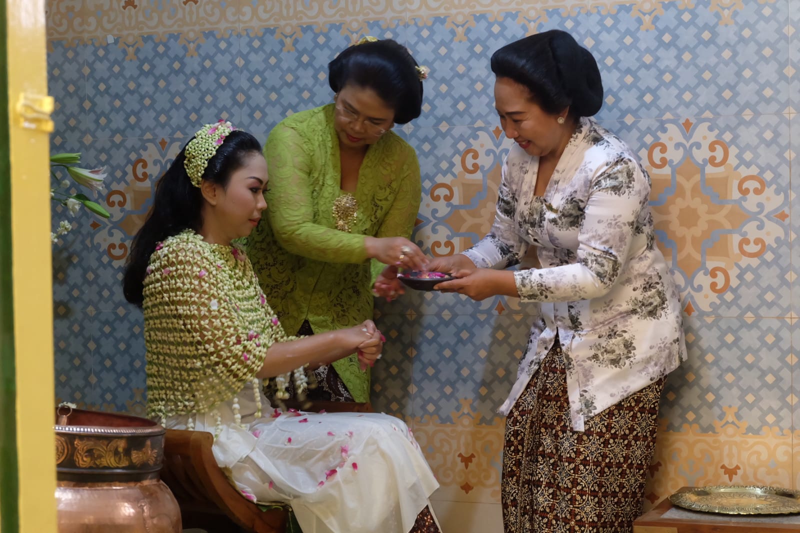 PROSES: Laily Annisa Kusumastuti menjalani siraman pada Selasa (9/1) sebelum melangsungkan akad nikah pada Rabu (10/1) pagi.