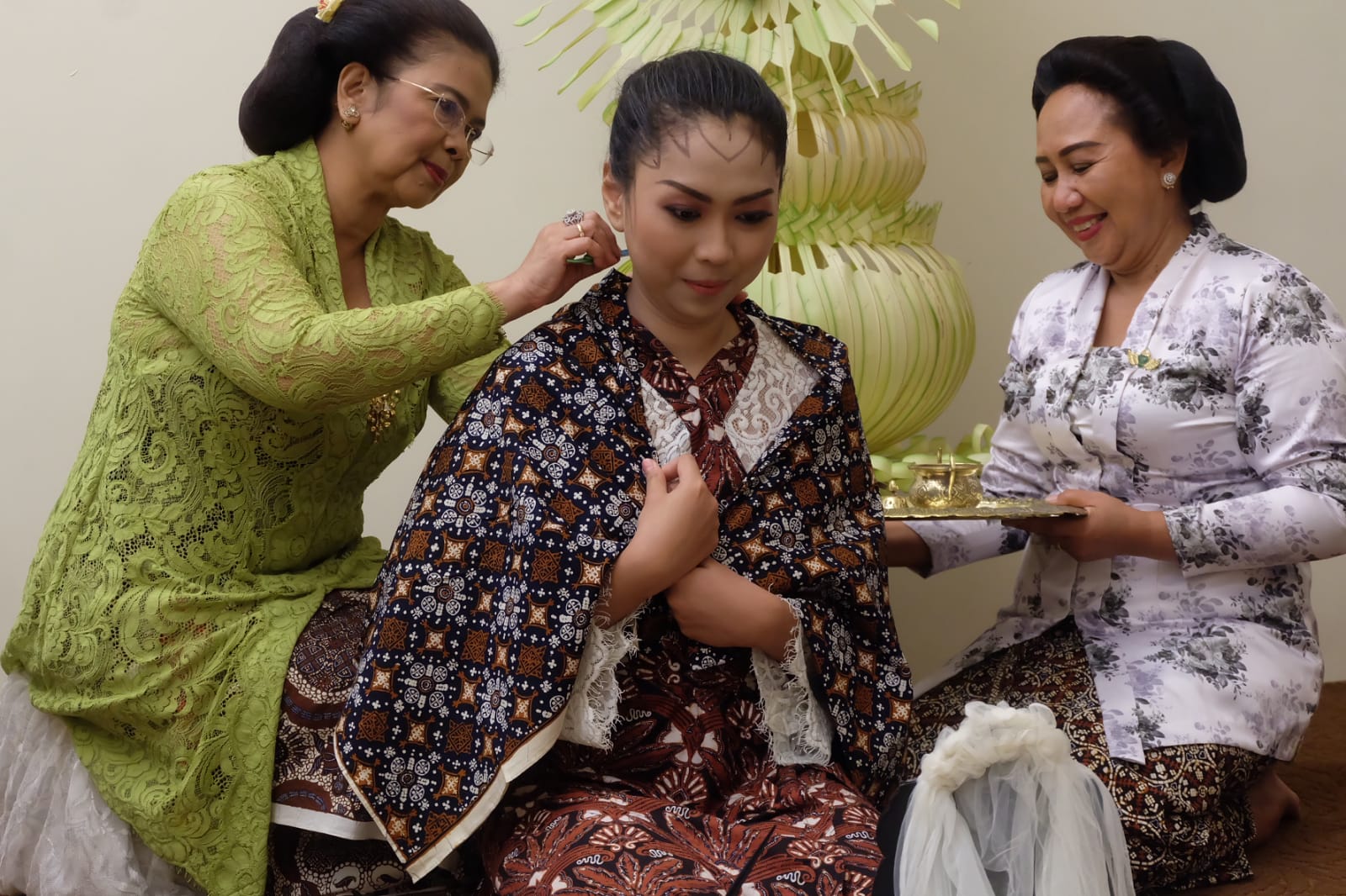 BERSIH: Laily Annisa Kusumastuti menjalani siraman pada Selasa (9/1) sebelum melangsungkan akad nikah pada Rabu (10/1) pagi. (Dok Media Center Dhaup Ageng Pakulaman 2024)