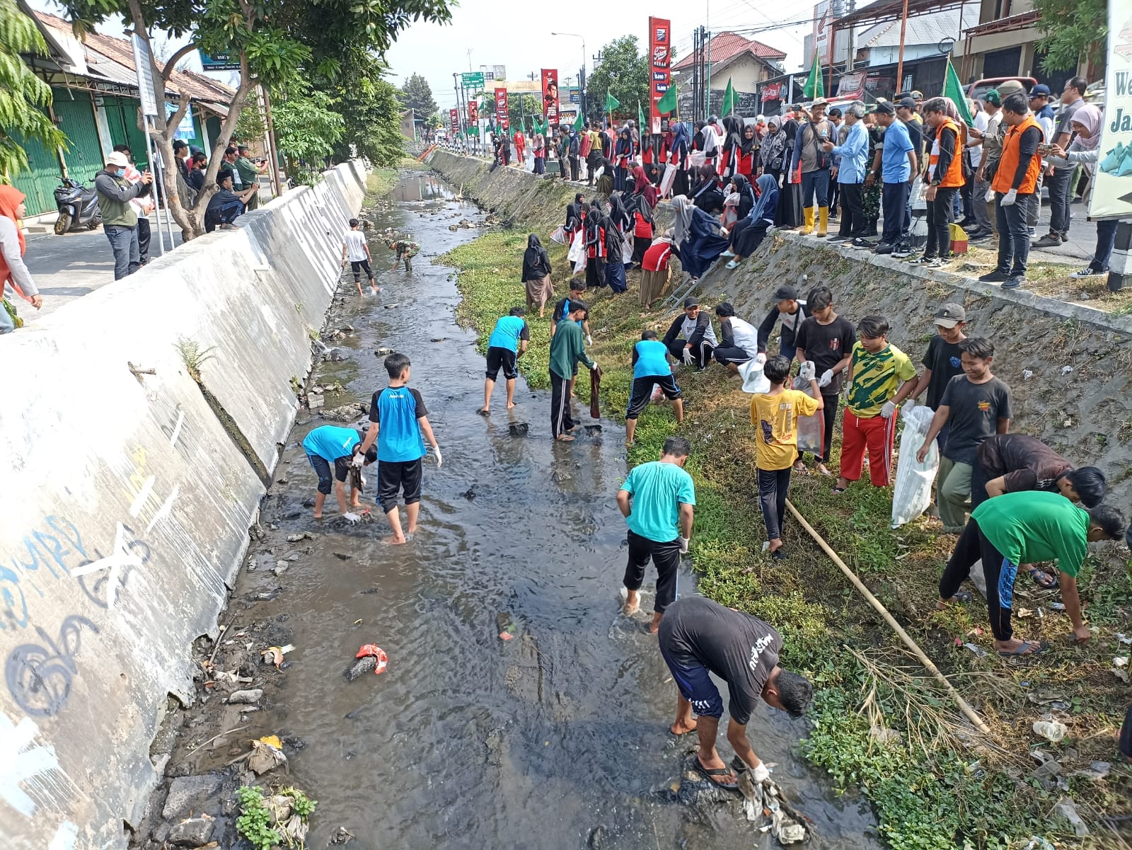 BERSIHKAN: Sejumlah warga membersihkan sampah di Sungai Belik, Kalurahan Wonokromo, Kapanewon Pleret, Bantul beberapa waktu lalu.