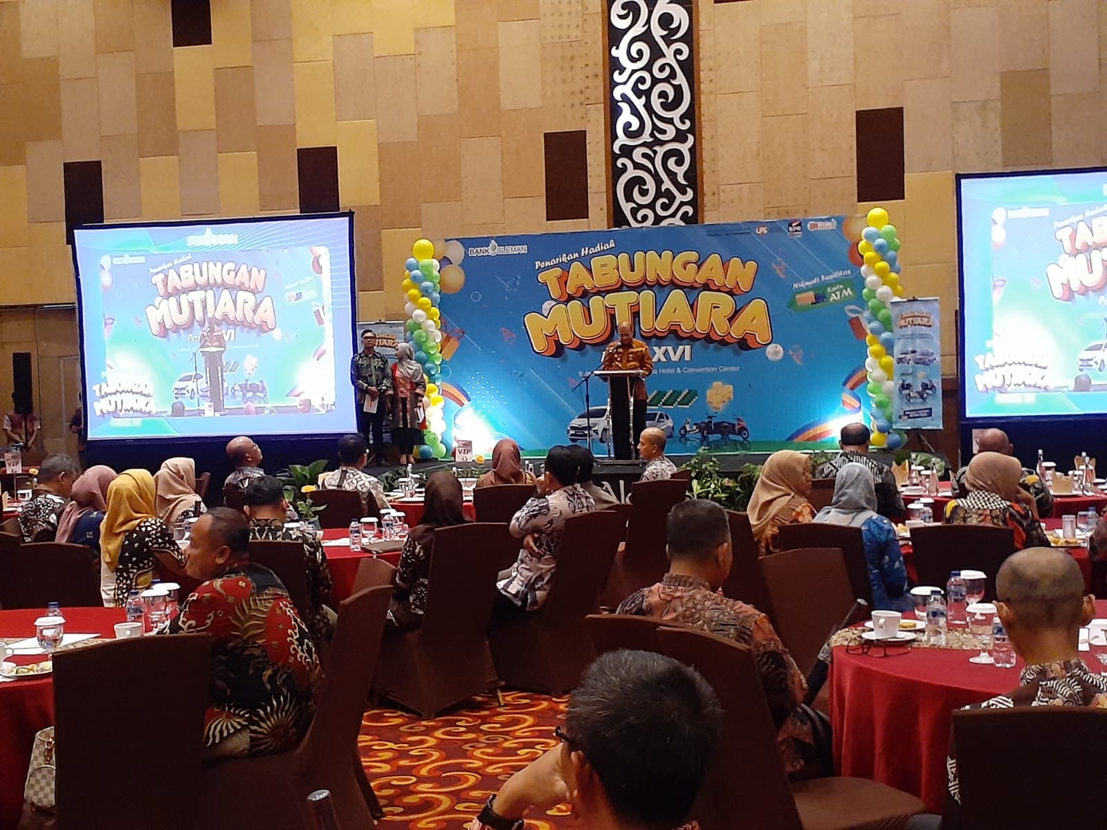 SIAP: Dirut PT BPR Bank Sleman Muhammad Sigit saat menyampaikan sambutannya pada acara penarikan undian hadiah Tabungan Mutiara Periode pada salah satu hotel di Sleman, Selasa (9/1).