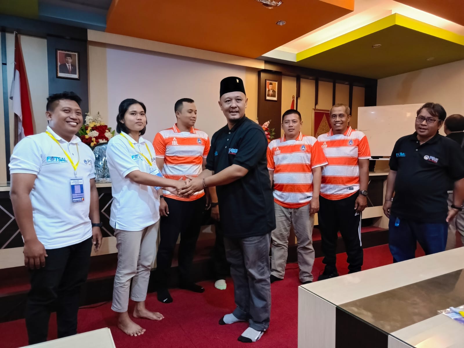 KOMPETEN: Ketua Umum Askot PSSI Jogja Susanto Dwi Antoro saat memberikan selamat kepada peserta yang lulus kursus wasit futsal level 2 nasional.