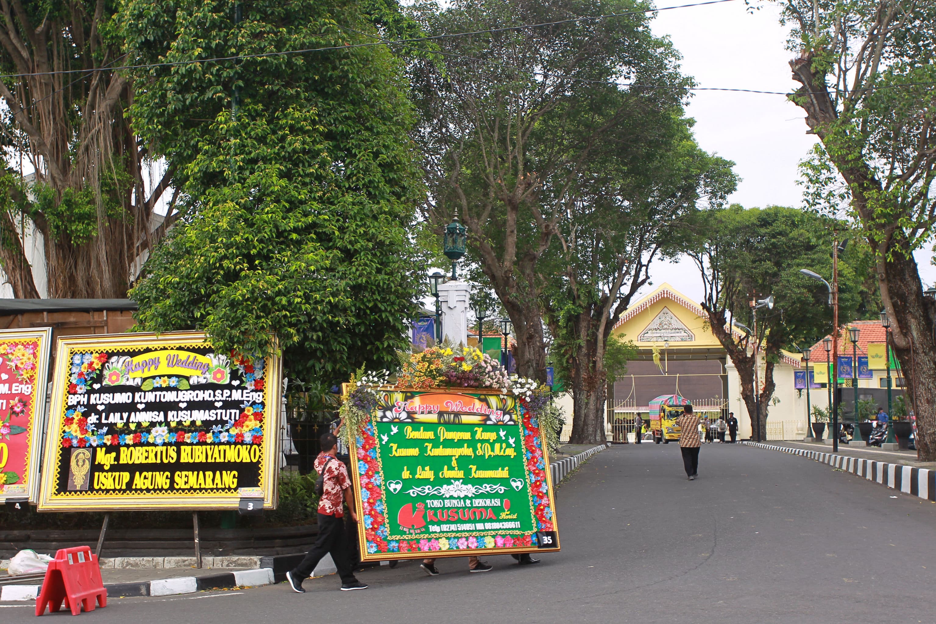 UCAPAN: Karangan bunga di seputaran Puro Pakualaman, Jalan Sultan Agung, Kota Jogja, Selasa (9/1).
