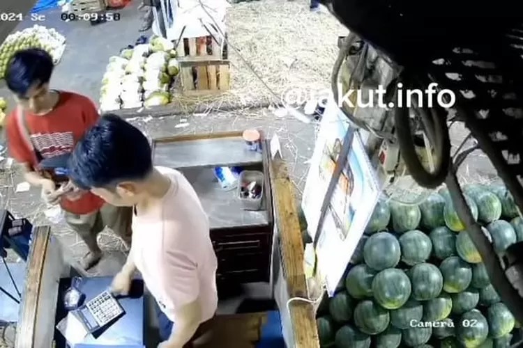 Viral, detik-detik pedagang Semangka di Pasar Kramat Jati tewas disiram air keras dan dibacok. (Tangkap layar Instagram @jakut.info)