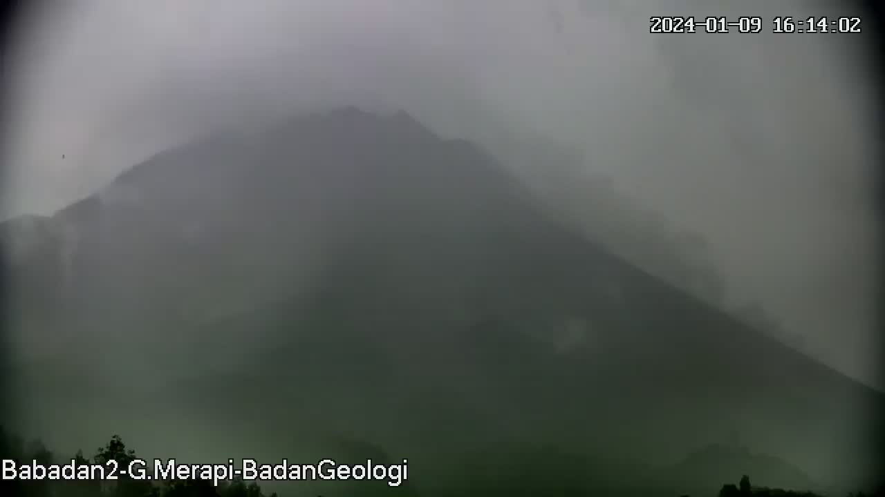 Gunung Merapi kembali mengeluarkan awan panas guguran. Terpantau dari CCTV Pos Babadan. Selasa 9 Januari 2024 pukul 16.14 WIB.