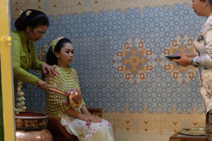 Laily Annisa Kusumastuti menjalani siraman pada Selasa (9/1) sebelum melangsungkan akad nikah pada Rabu (10/1) pagi.