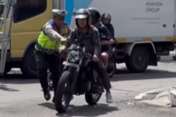 Seorang polisi menghalangi pengendara sepeda motor dengan knalpot brong di Gondomanan Yogyakarta. (foto tangkapan layar IG Merapi_Uncover)