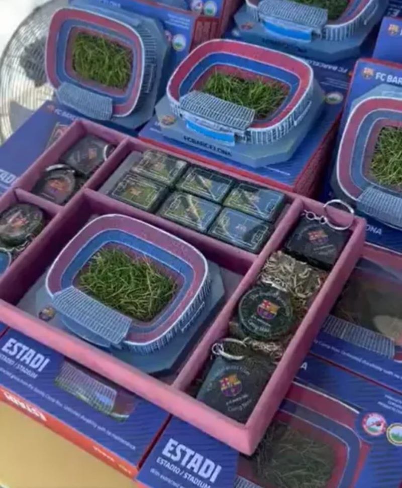 berbagai variasi penjualan potongan rumput Camp Nou