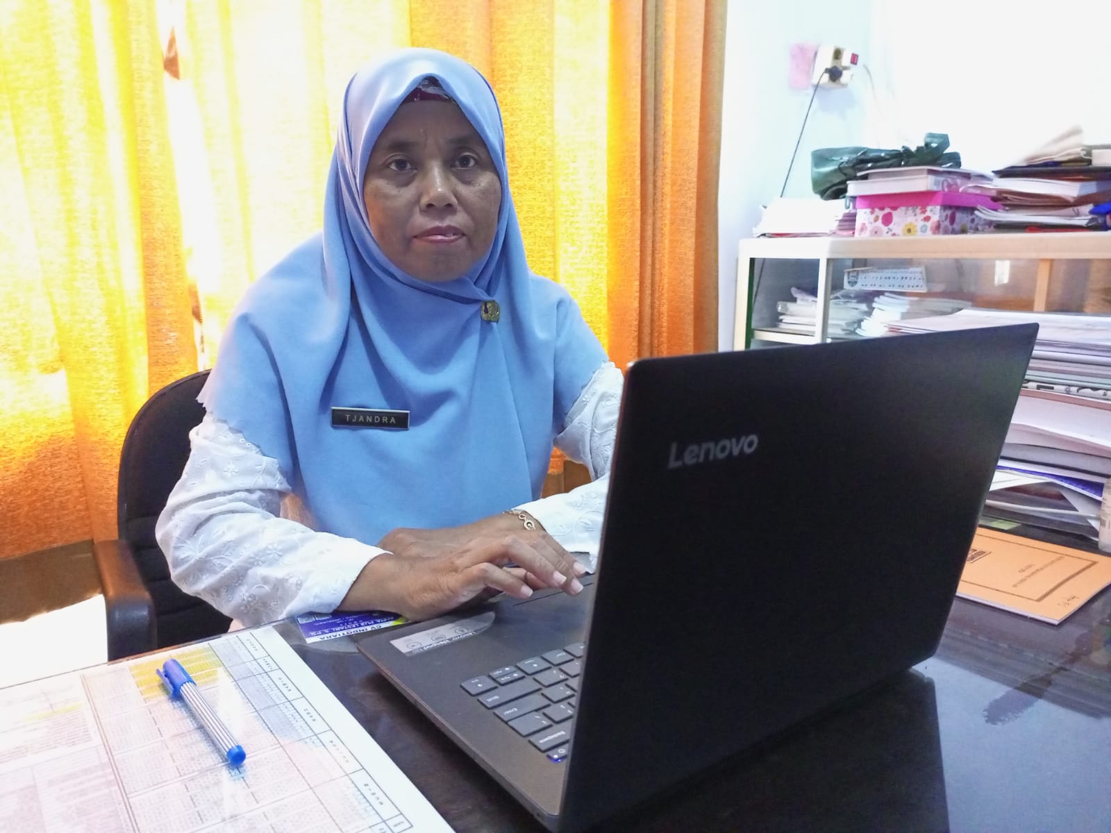INSPIRATIF: Kepala SMPN 5 Kebumen Tjandra Agustina Dewanti menjadi ujung tombak program tolak perundungan di sekolah.