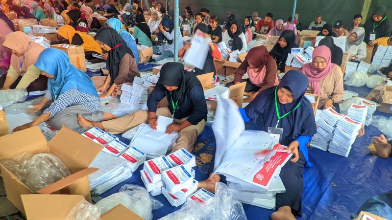JADI SAMPAH: Petugas sortir lipat surat suara. Setelahnya, surat suara tersebut akan menjadi sampah yang harus dikelola.