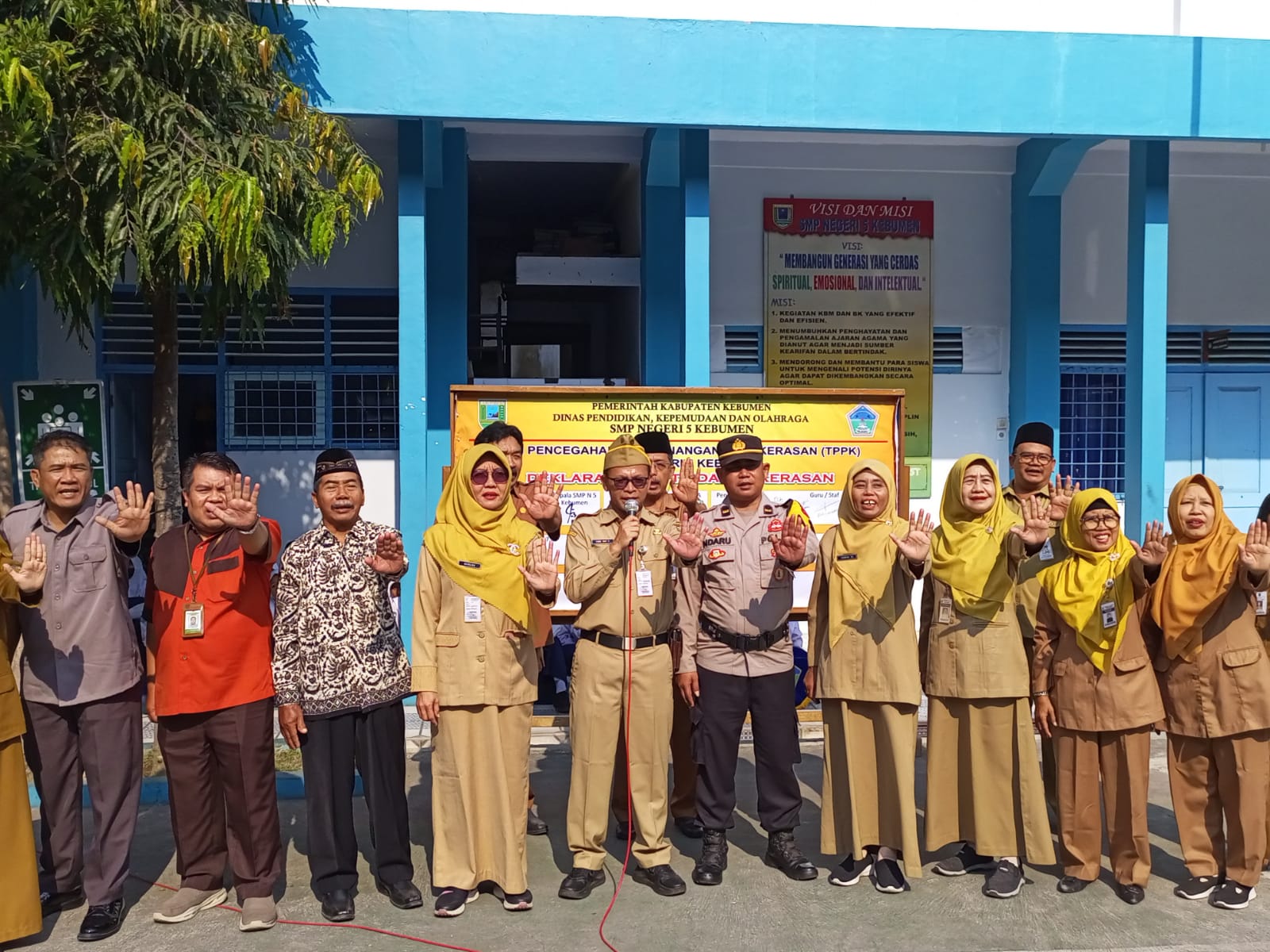 AKSI NYATA: Segenap civitas SMP Negeri 5 Kebumen, Jawa Tengah, saat kampanye tolak perundungan di sekolah. SMPN 5 Kebumen menjadi pionir sekolah anti perundungan di Kebumen.