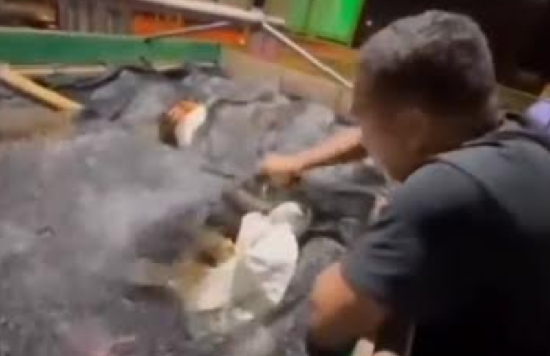 Tangkapan layar video seorang pria menunjukkan ratusan anjing dengan kondisi yang menyedihkan di dalam truk. Anjing-anjing tersebut dimasukkan di dalam karung dan dalam kondisi terikat.