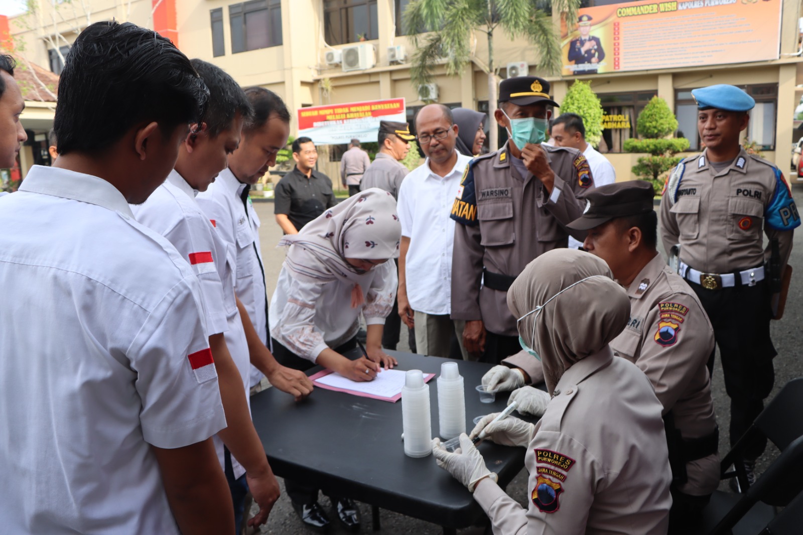 ANTISIPASI: Kegiatan tes urine bagi para personel Polres Purworejo untuk mencegah penyalahgunaan narkoba di lingkungan Polres Purworejo, Rabu(10/1).
