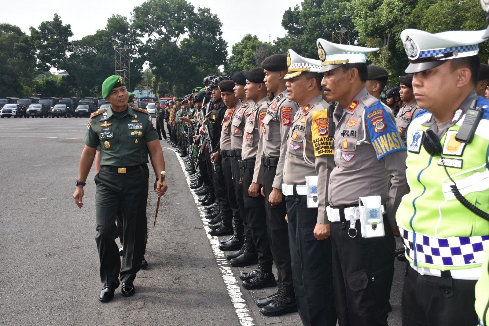 DISIPLIN: Danrem 072/Pamungkas Brigjen TNI Zainul Bahar dalam apel gelar pasukan pengamanan di Parkir Stadion Mandala Krida Jogja Selasa (9/1).