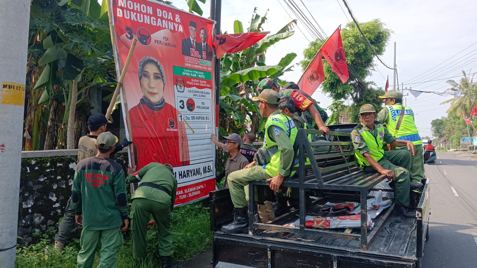 AWASI: Petugas gabungan saat melakukan penertiban APK yang terbukti melanggar pada Selasa (9/1).