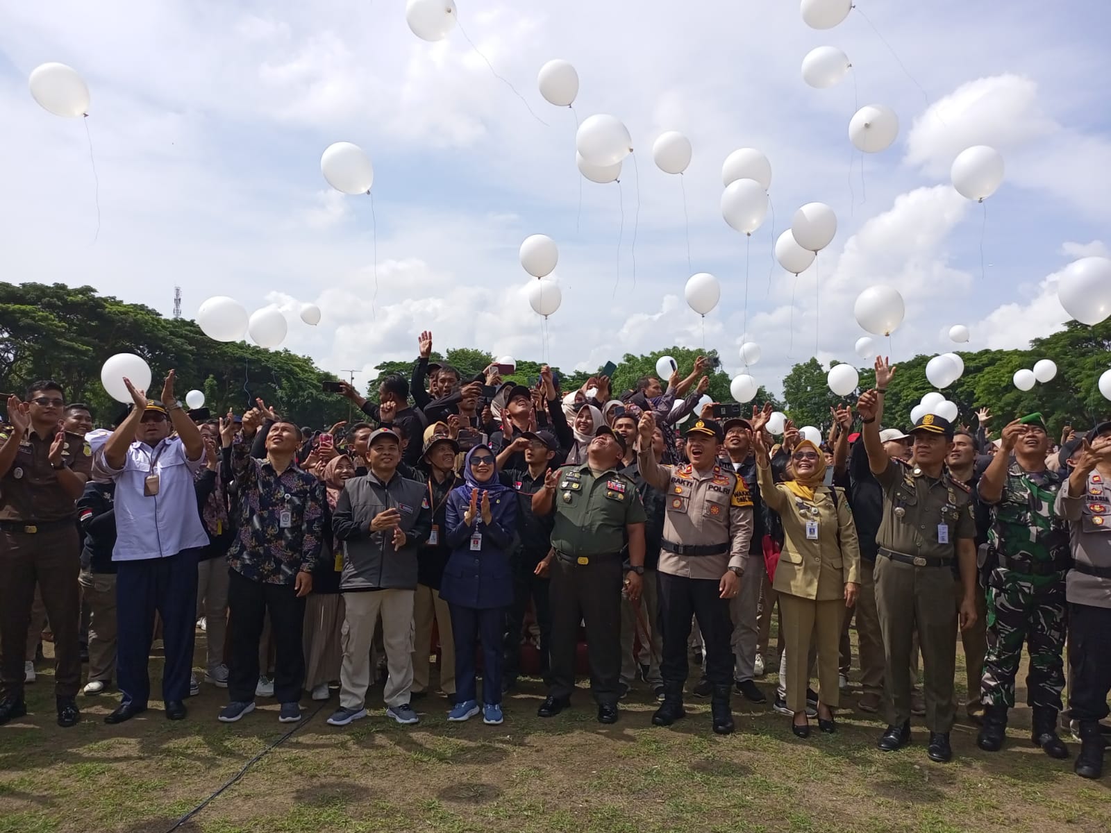 TERBANG: Bawaslu Kebumen bersama jajaran forkopimda menggelar apel kesiapan panwaslu dalam menghadapi tahapan Pemilu 2024. (M HAFIED/RADAR KEBUMEN)