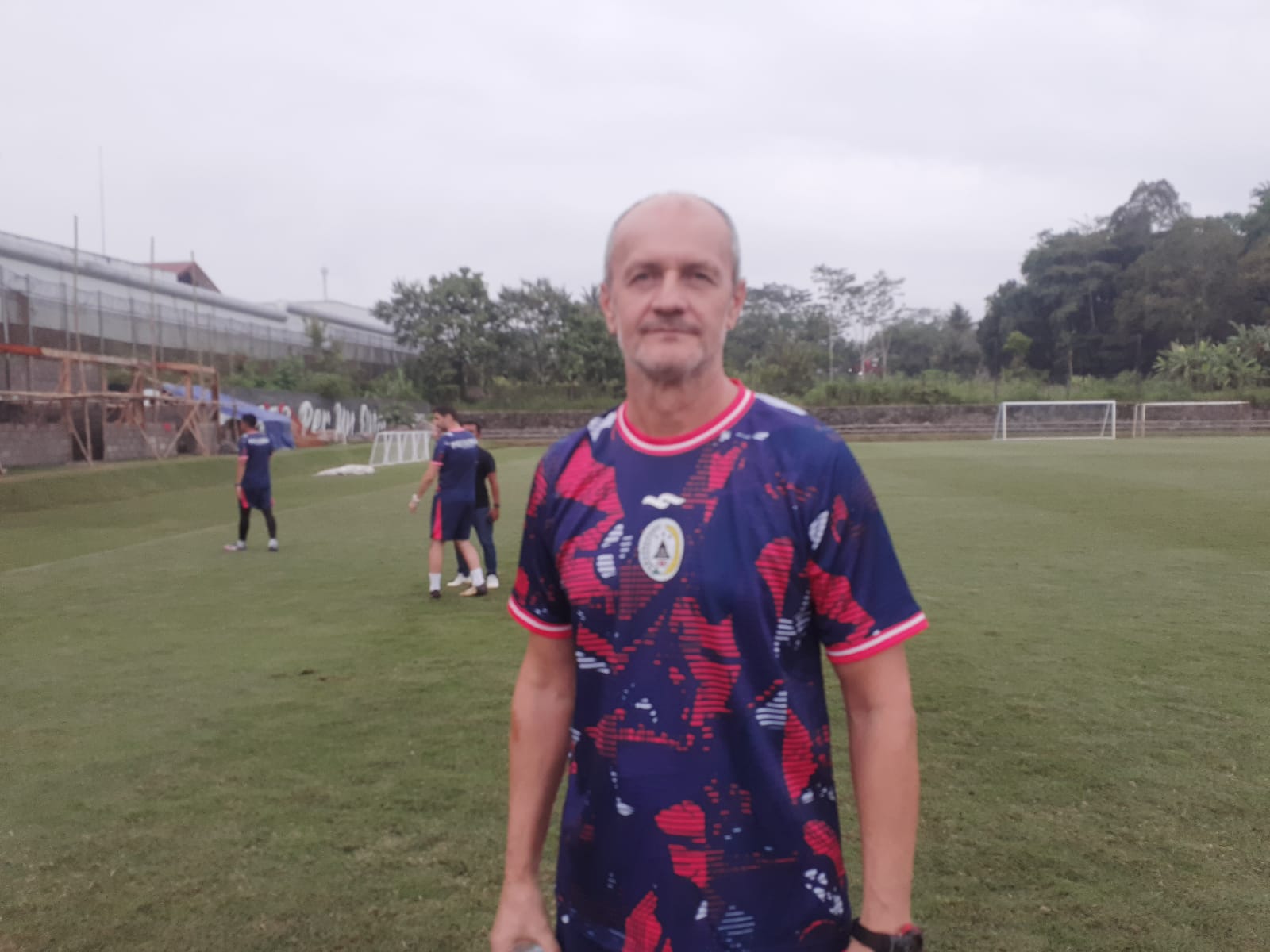KATROL: Pelatih Kepala PSS Sleman Risto Vidakovic di Lapangan Pakem Binangun.