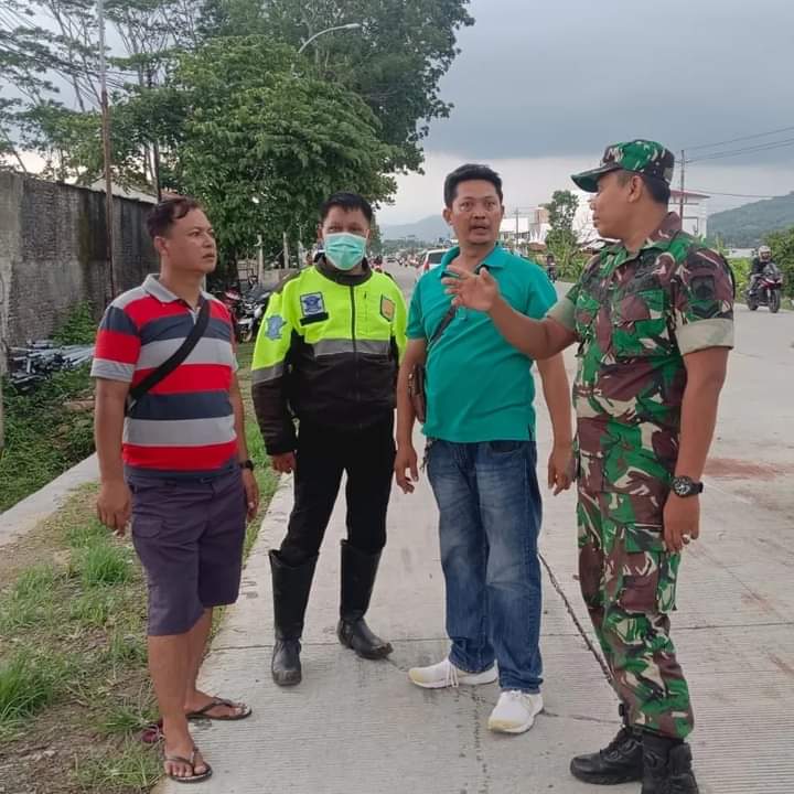 OLAH TKP: Petugas dari kepolisian dan TNI mendatangi lokasi kecelakaan yang menimpa siswa SMK Tamtama Karanganyar, pada Rabu (10/1).  (Dokumentasi Koramil Karanganyar)