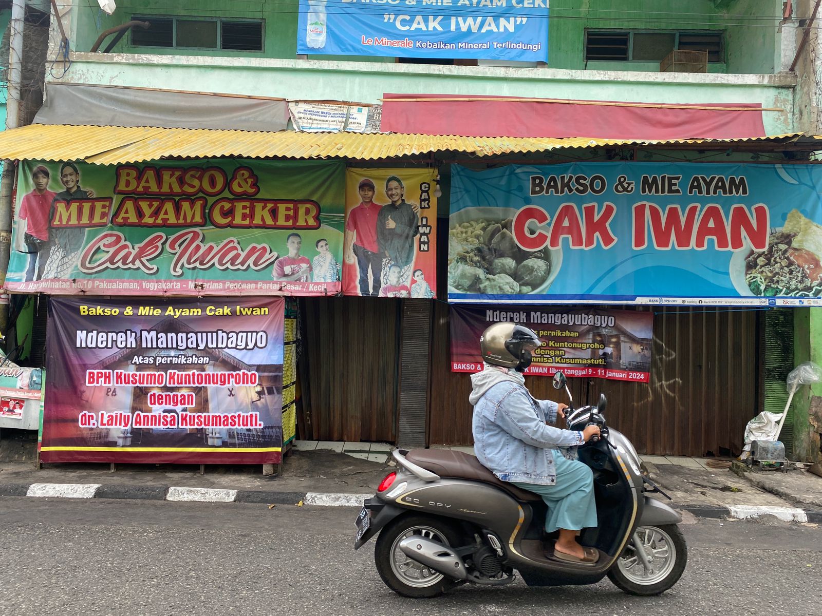 Salah satu warung makan mie ayam Cak Iwan yang bertempat di sekitar Puro Pakualaman libur dalam rangka acara Dhaup Ageng, Rabu (10/01/2024).