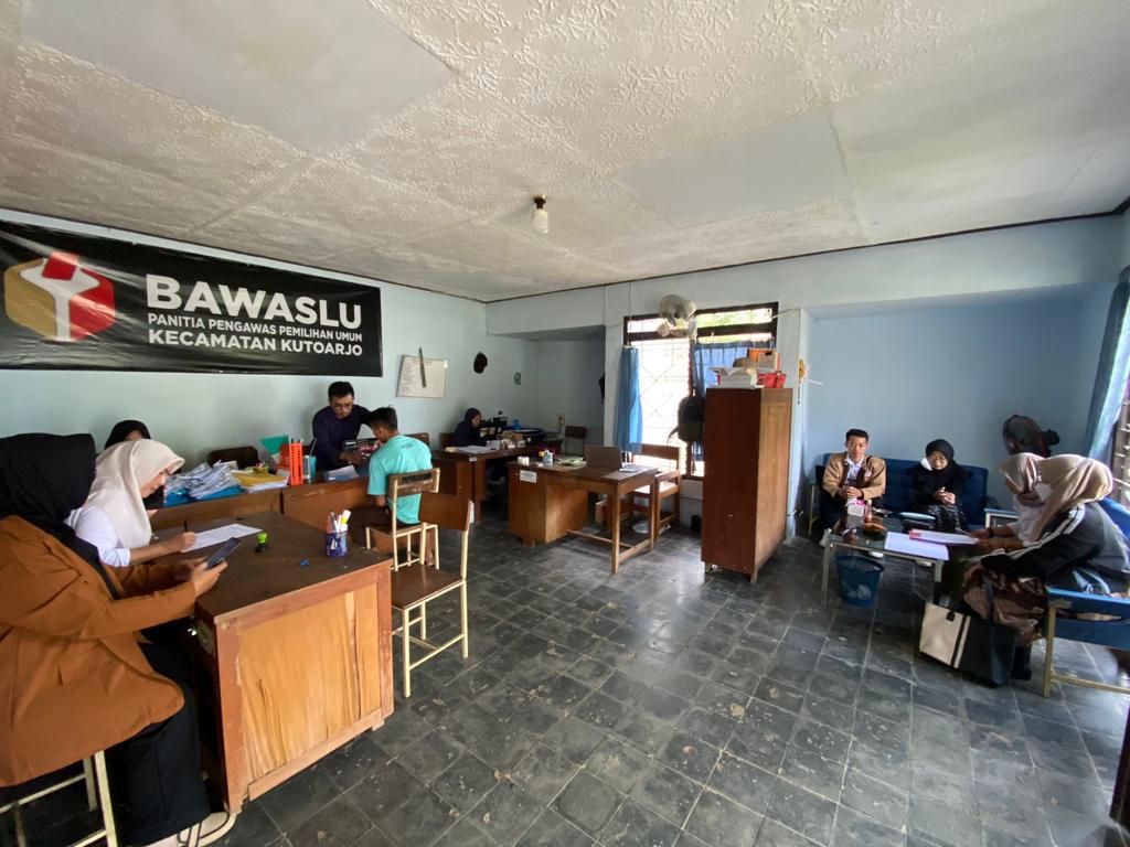 Panwaslu Kecamatan Kutoarjo saat menerima berkas pendaftaran para pelamar PTPS pada Kamis (4/1) lalu.