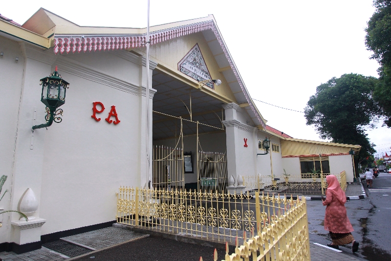 KOKOH: Pintu gerbang masuk ke kompleks Pura Pakualaman Jogja.