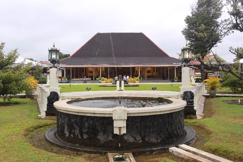 PENUH MANA: Bangunan utama di kompleks Puro Pakualaman Jogja.