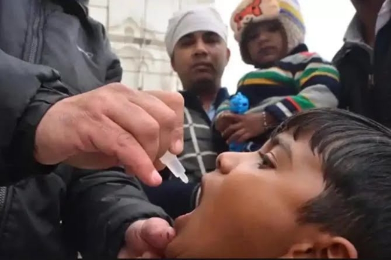 Ilustrasi pemberian vaksin polio. (Istimewa)