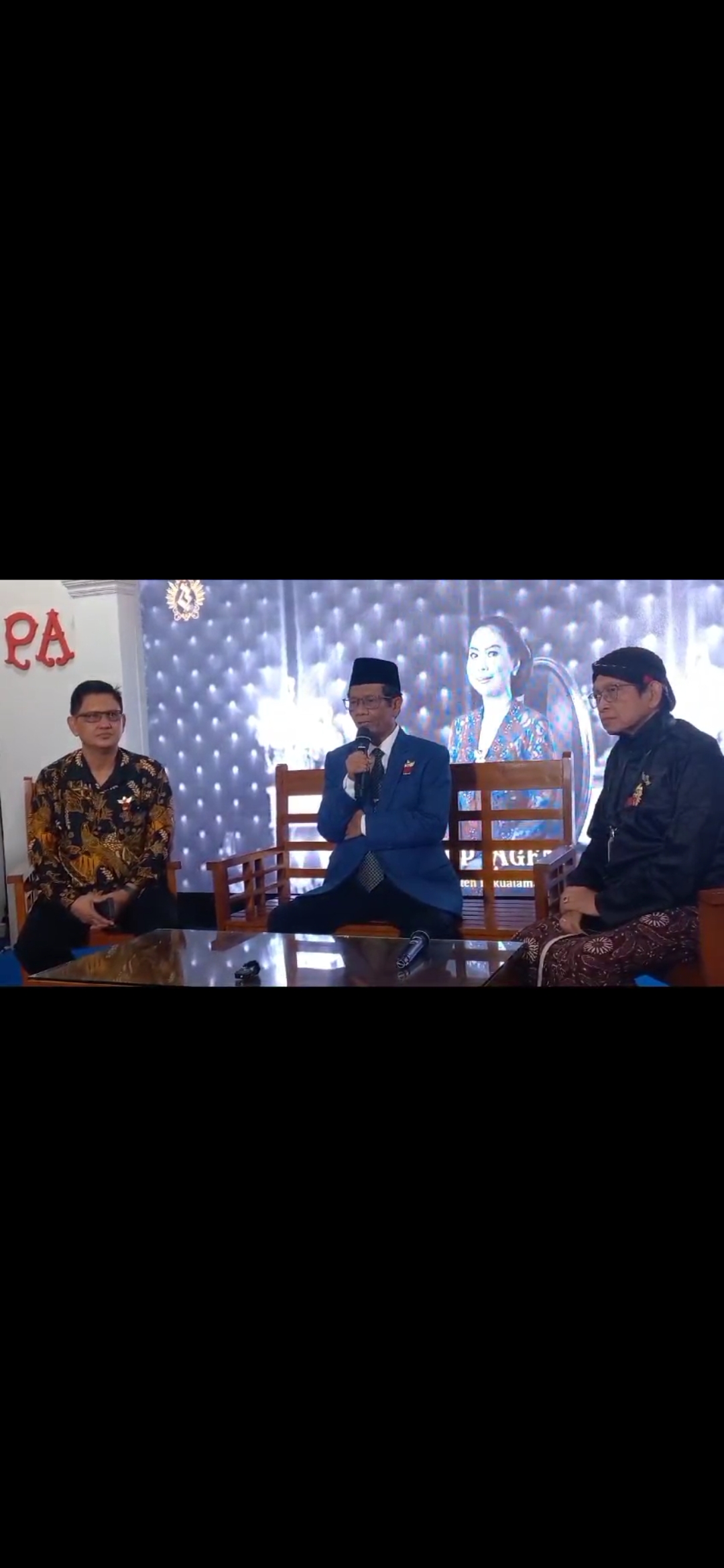 PENUH MAKNA: Menkopolhukam Mahfud MD usai menyaksikan akad nikah putra bungsu Adipati Pakualaman KGPAA Paku Alam X Rabu pagi (10/1).