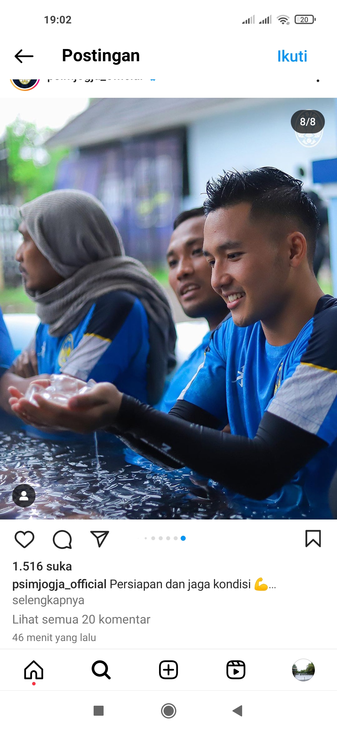 ADEM: Pemain PSIM Jogja berendam di air es untuk menjaga kondisi.
