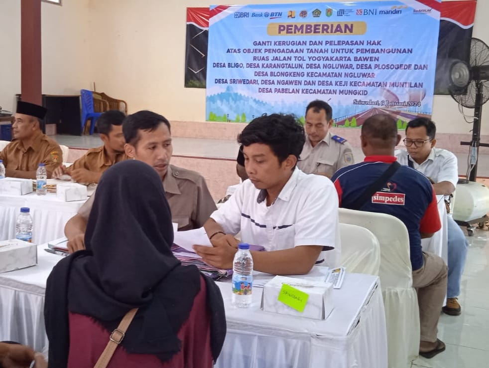 TERIMA UGR: Sejumlah warga yang terdampak proyek pembangunan jalan tol Jogja-Bawen mendapatkan uang ganti kerugian (UGR).