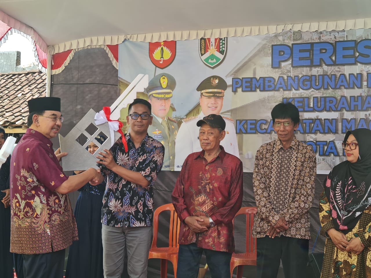 SIMBOLIS: Wakil Wali Kota Magelang M Mansyur saat menyerahkan kunci Ruspin Optimis kepada penerima manfaat di Kelurahan Wates, kemarin (9/1).