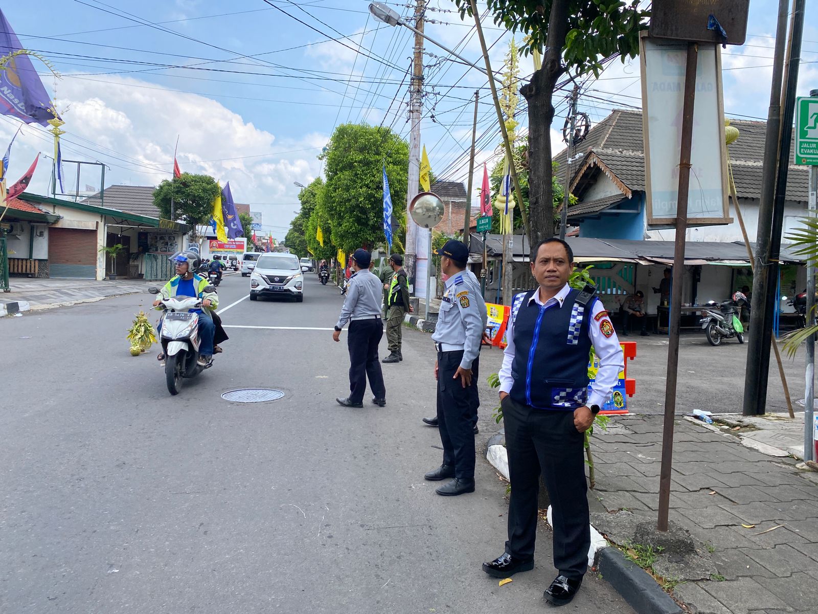 Kepala Dinas Perhubungan Kota Jogjakarta, Agus Arif saat terjun ke lapangan untuk mengamankan arus lalu lintas di sekitar acara resepsi Dhaup Ageng.