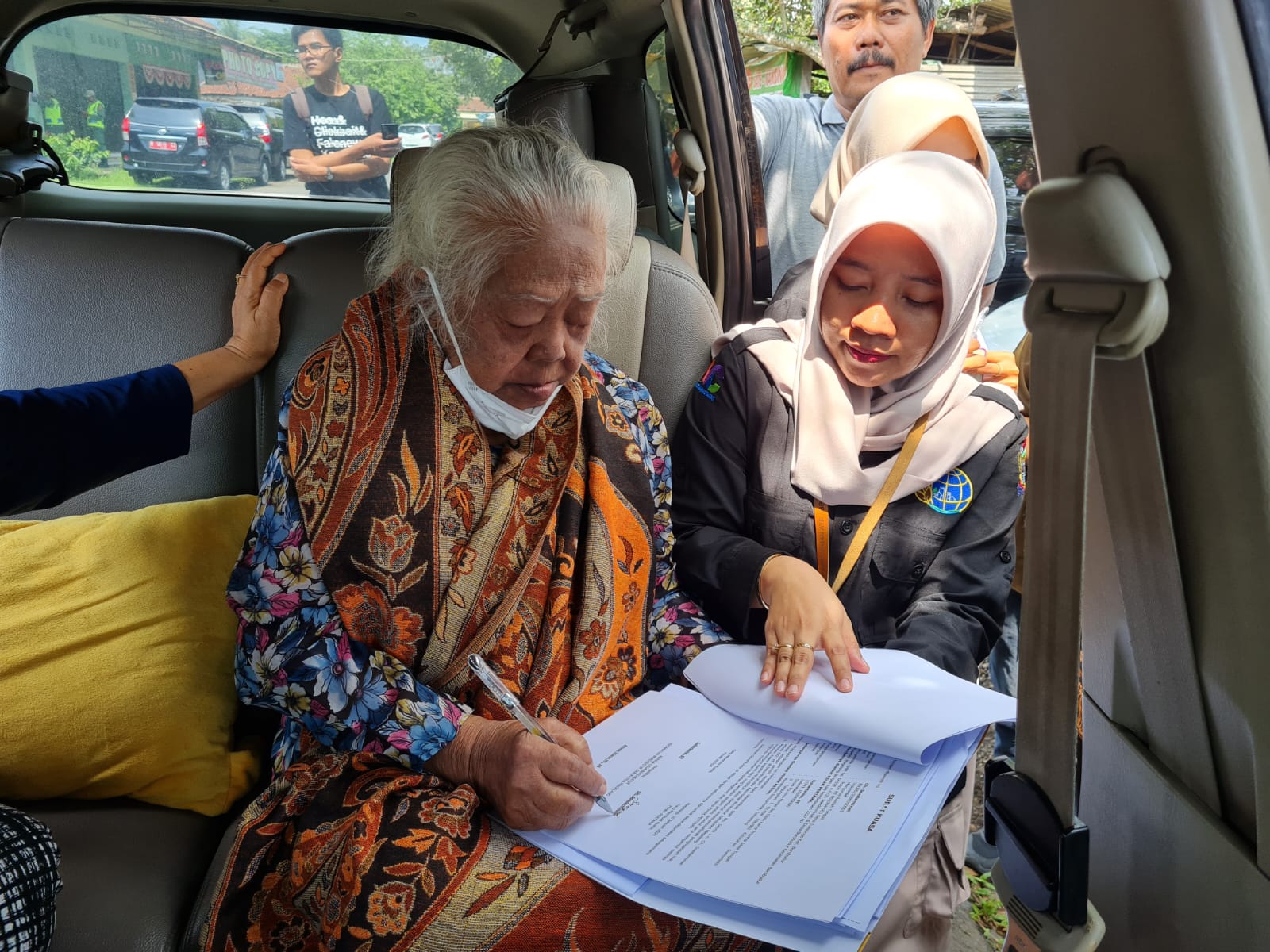 DAPAT UGR: Mbah Soedarminah jauh-jauh dari Malang, Jawa Timur demi mendapatkan uang ganti kerugian (UGR) di Balai Desa Borobudur, Rabu (10/1/2024).