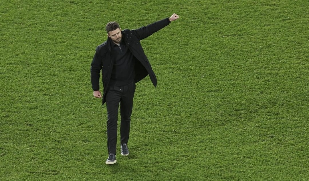 GENGGAM: Michael Carrick berikan kode untuk para pemainnya saat menghadapi Chelsea (ig theboroofficial)