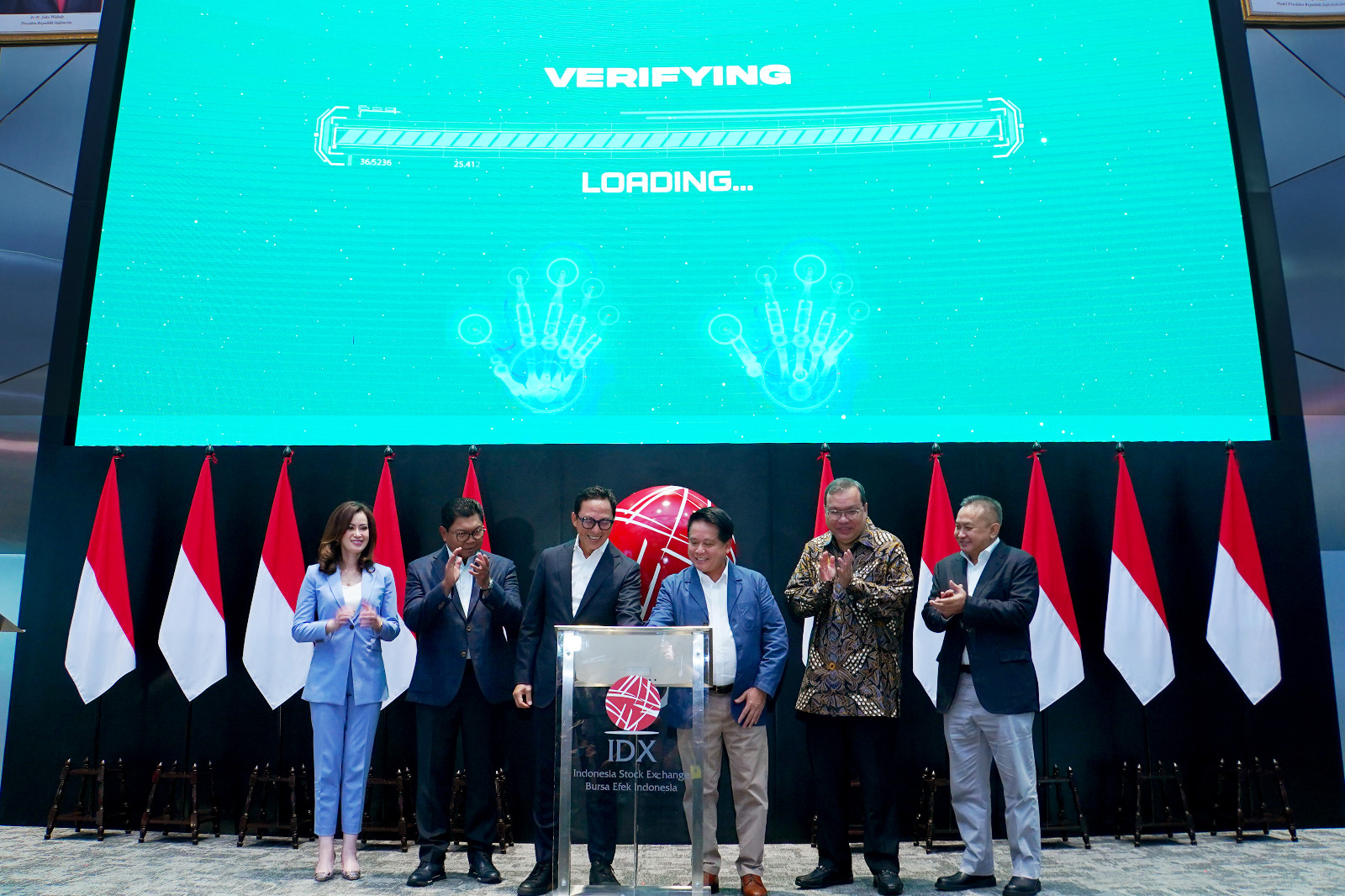 Dari ki- ka: Wakil Direktur Bank Mandiri Alexandra Askandar, Direktur Utama Bank Mandiri Darmawan Junaidi, Direktur Utama Mandiri Sekutitas Oki Ramadhana, Direktur Utama BSI Hery Gunardi