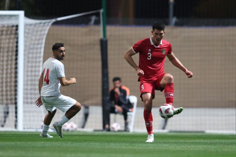 GOCEK: Elkan Baggot kuasai bola saat menghadapi Iran (PSSI)
