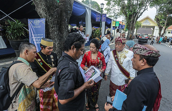 BERKAH: Salah seorang fotografer freelance sedang melakukan transaksi dengan tamu undangan di acara Dhaup Ageng Pakualaman (10/1).ELANG KHARISMA DEWANGGA/RADAR JOGJA