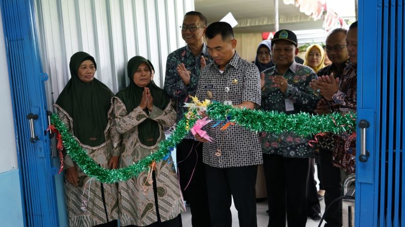 Bupati Gunungkidul Sunaryanta meresmikan bangsal pasca panen di Kalurahan Rejosari, Semin, Kamis (11/1/2024).