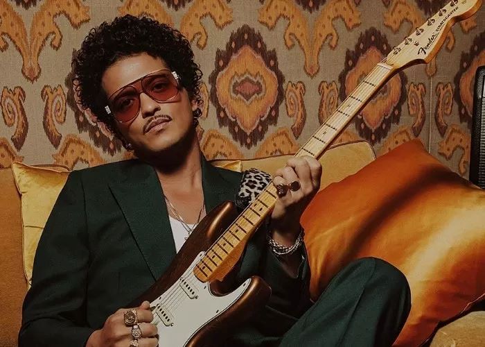 Bruno Mars berfoto dengan gitar edisi terbatas model American Ultra.