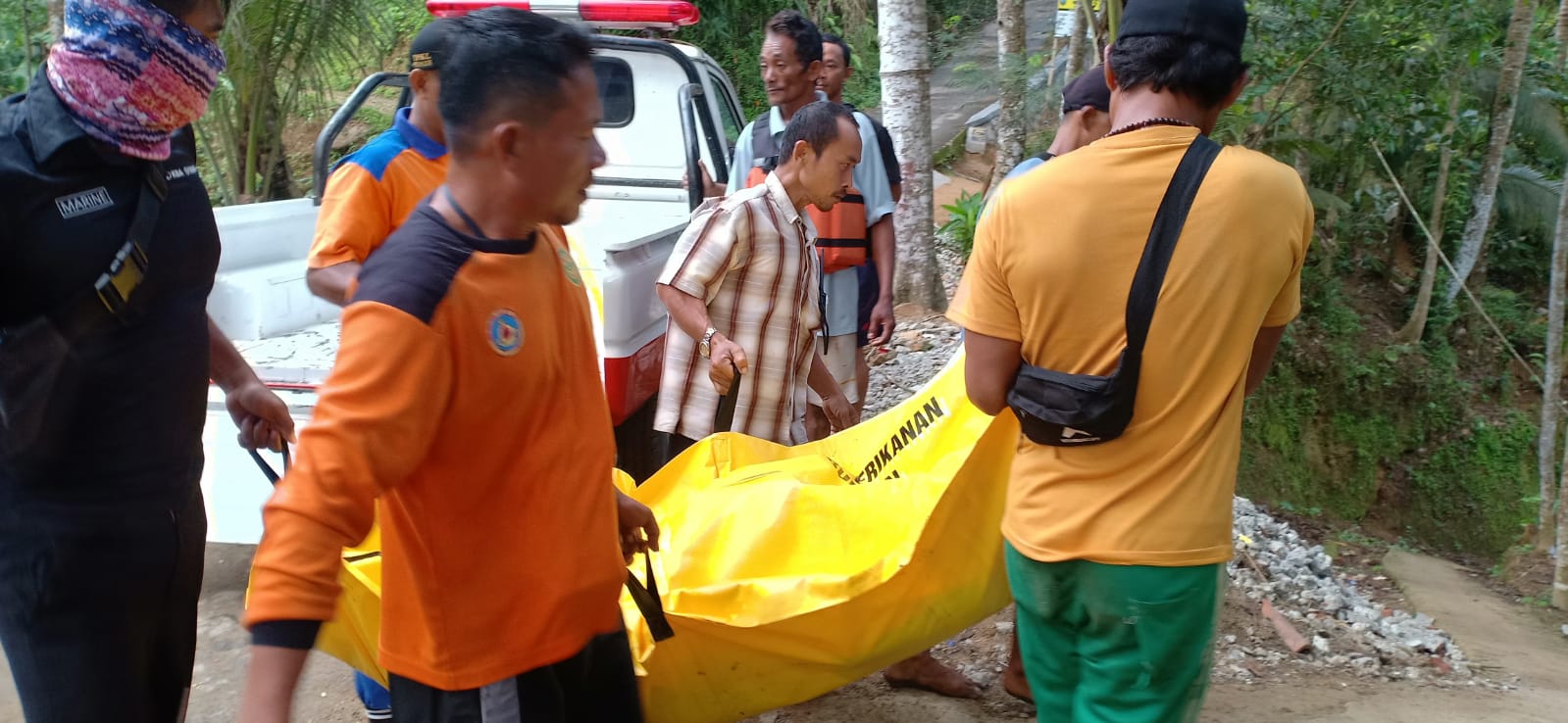 EVAKUASI : Petugas berhasil mengevakuasi jenazah pencari kerang yang ditemukan meninggal di perairan Karangbolong, Kecamatan Buayan.