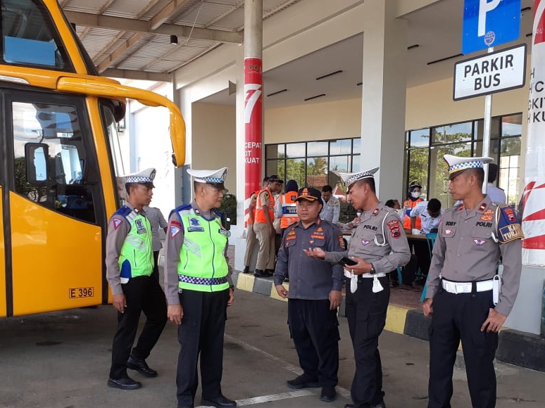 HATI-HATI: Bus AKAP jurusan Surabaya-Bandung masuk Terminal Tipe A Kebumen.
