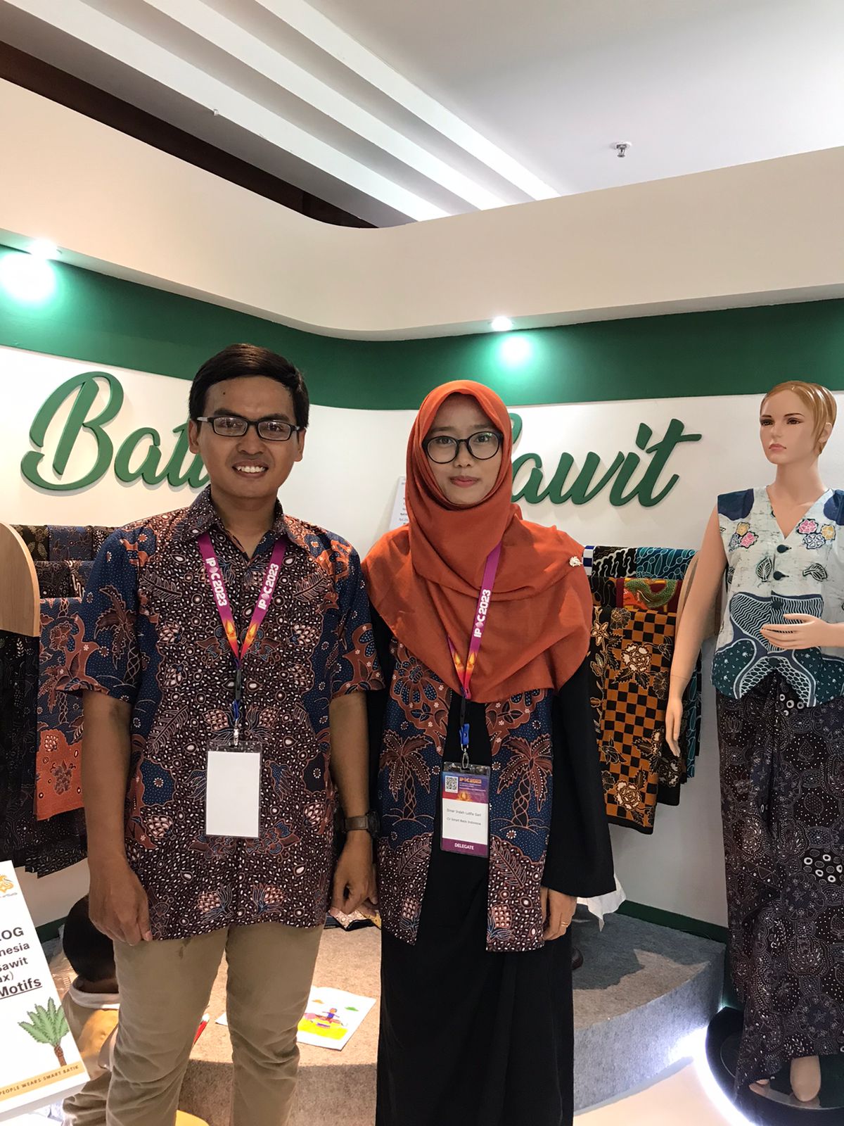 KREASI: Miftahudin Nur Ihsan dan Dinar Indah Lufita Sari mengenakan produk batik mereka yang menggunakan malam berbahan dasar sawit.