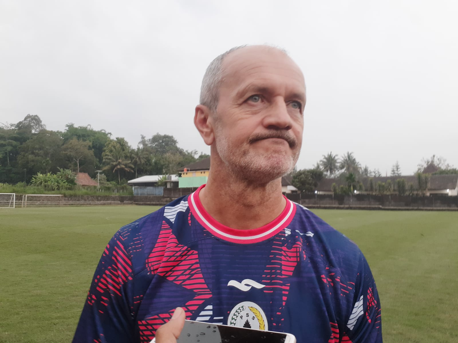 TARGET: Pelatih Kepala PSS Sleman Risto Vidakovic ditemui saat latihan rutin PSS di Lapangan Pakembinangun, Sleman.