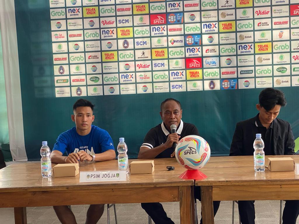 FOKUS: Pelatih PSIM Jogja Kas Hartadi dan pemain tengah Ghulam Fatkur saat press conference jelang laga kontra PSMS Medan di Wisma PSIM Jogja Kamis (11/1)