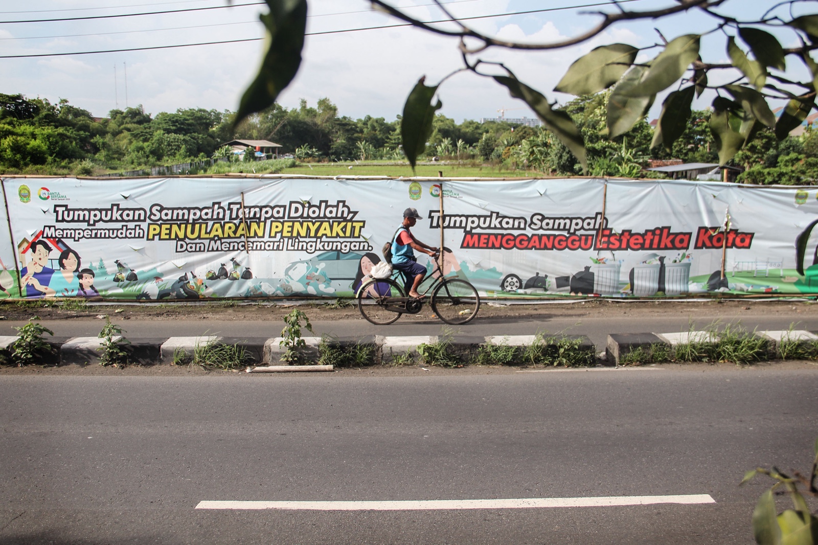 AWASI: Warga melintas di samping spanduk imbauan larangan membuang sampah sembarangan di Jalan Ringroad Selatan, Wojo, Tamanan, Banguntapan, Kamis (11/1).