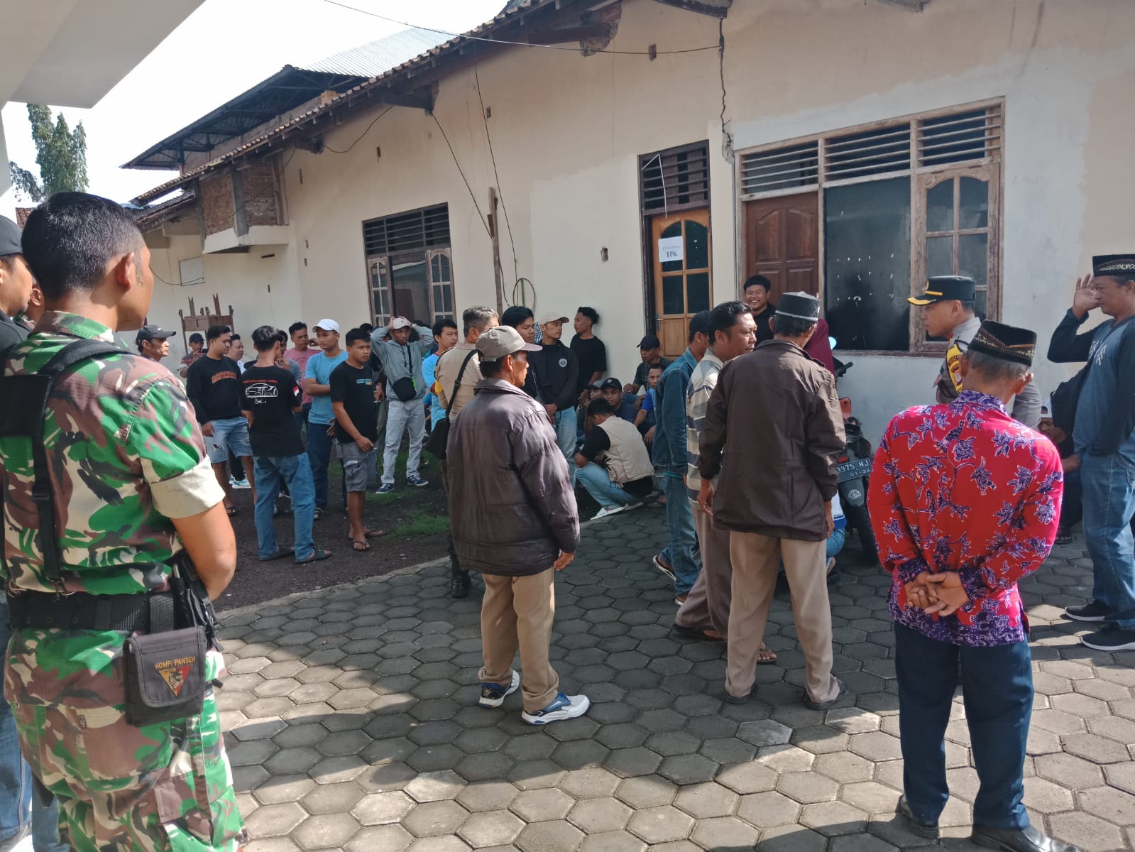 PROTES: Warga Padukuhan Dingkikan, Kalurahan Argodadi, Sedayu, Bantul, menolak pembangunan tempat pengolahan sampah terpadu (TPST).