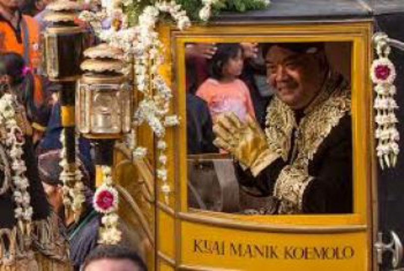 SENYUM KEJUJURAN: KGPAA Paku Alam X menaiki kereta Kyai Manik Koemolo saat prosesi kirab penobatan.