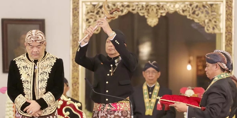 TAKHTA: Penobatan Paku Alam X di Bangsal Sewantama Pura Pakualaman.