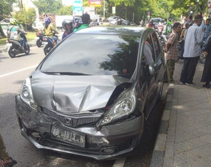 Kondisi mobil yang mengalami laka/ @merapi_uncover