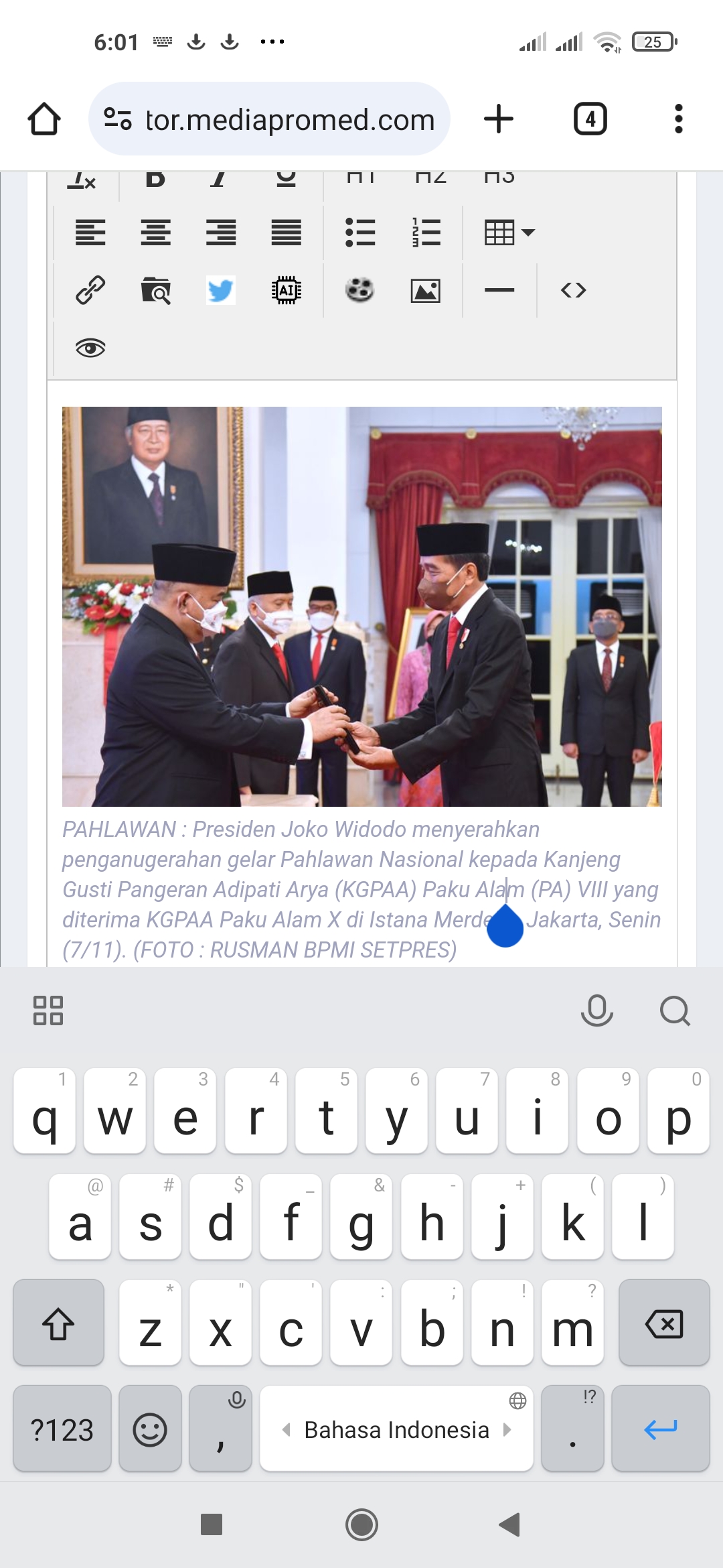 PAHLAWAN: Presiden Joko Widodo menyerahkan penganugerahan gelar Pahlawan Nasional kepada KGPAA Paku Alam (PA) VIII yang diterima KGPAA Paku Alam X di Istana Merdeka Jakarta.