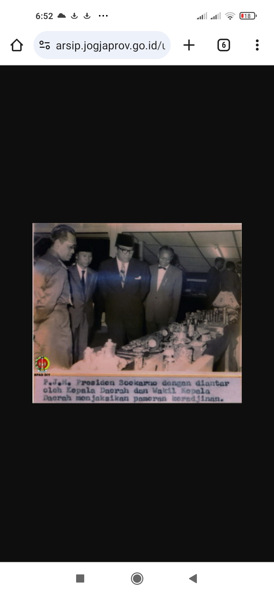 KOMPAK: Sri Sultan Hamengku Buwono IX, KGPAA Paku Alam VIII, dan Presiden Soekarno menyaksikan pameran kerajinan.